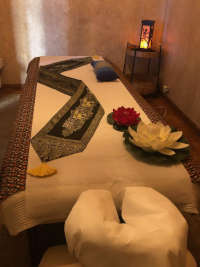 Massage aux pochons d’herbes aromatiques thaïlandais