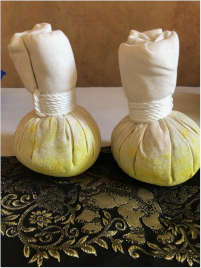 Massage aux pochons d’herbes aromatiques thaïlandais